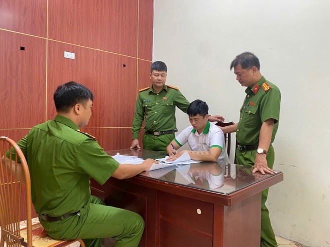 Doi tuong truy na len lut mo ve nha hinh anh