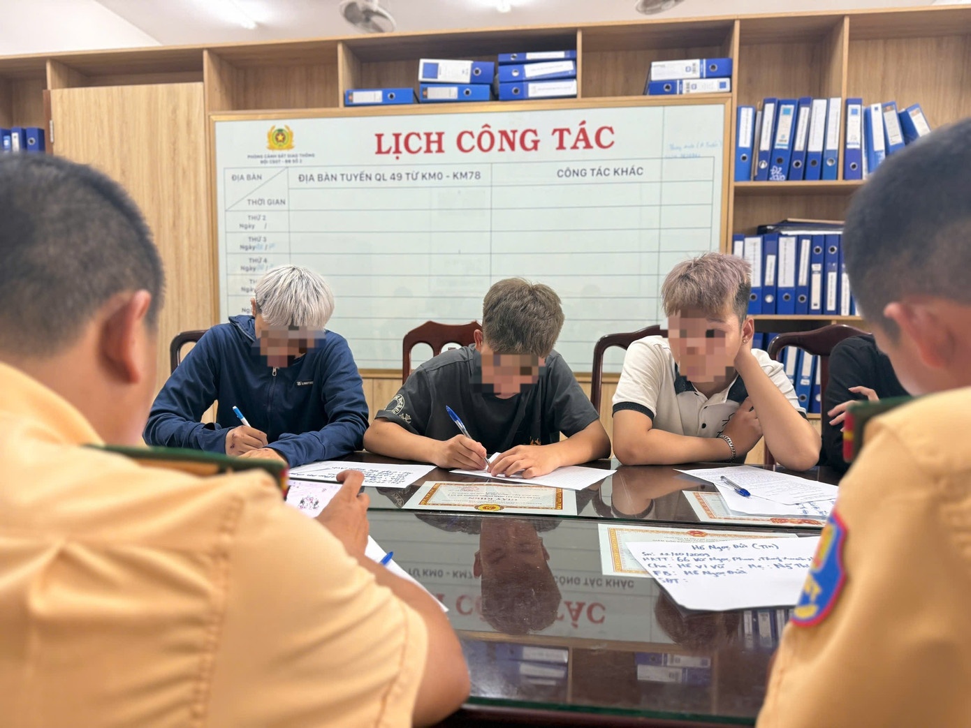 Cong an TP Hue,  Lang lach,  Duong Ba Trieu,  Thieu nien,  Nguoi giam ho anh 1