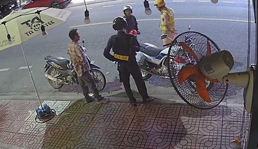 Bat tam giam doi tuong hanh hung CSGT tai chot kiem tra nong do con hinh anh