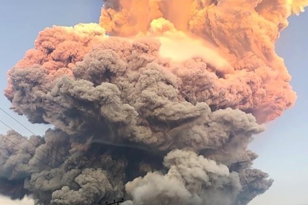 Nui lua Indonesia phun trao, cot tro bui boc cao 18 km hinh anh