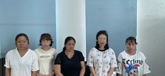 Tran Thi Van,  Bui Thi M,  Nguyen Ngoc Hoang,  Duong Tran Dang Ninh,  Mai dam anh 1