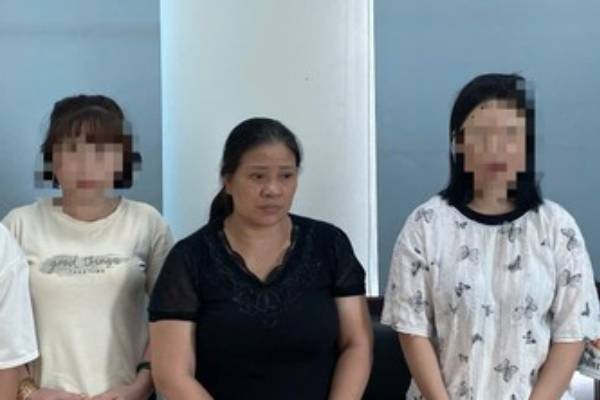 Dot kich tu diem mai dam tra hinh trong nha nghi binh dan hinh anh