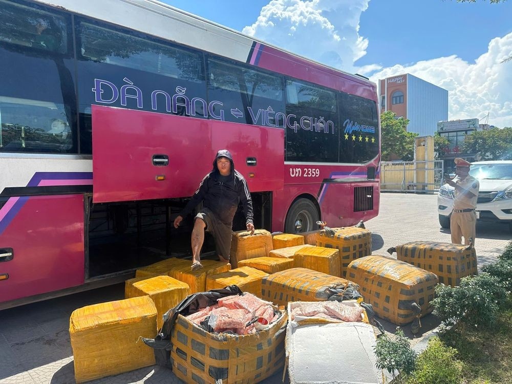 Phat hien 19 thung sun chan ga boc mui tren xe giuong nam hinh anh