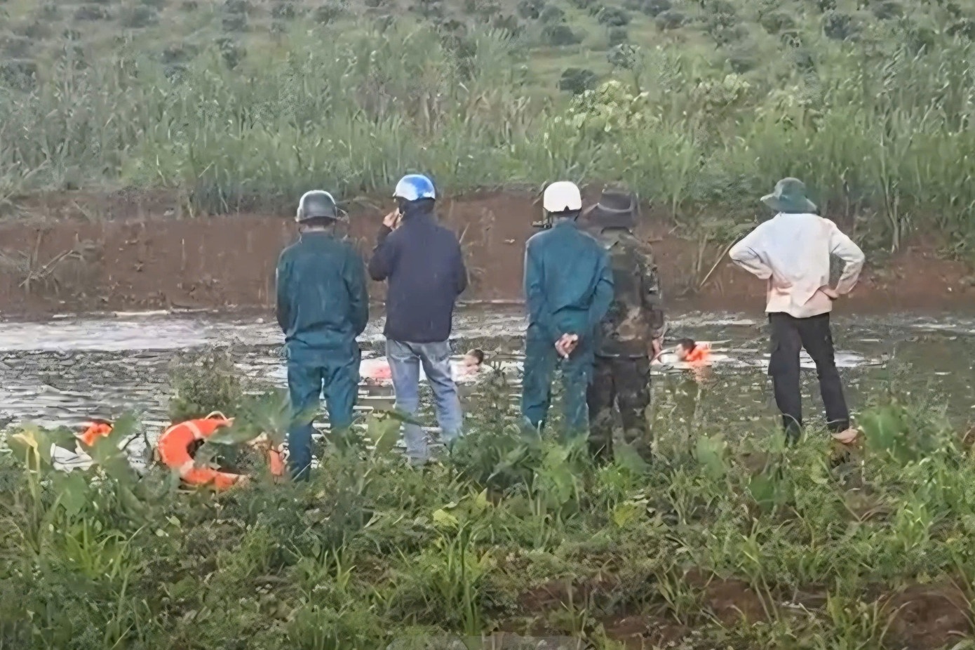 Be trai duoi nuoc khi tam ao hinh anh