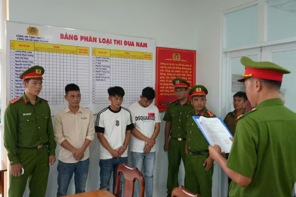 Khoi to 3 doi tuong dap pha quan karaoke, tan cong nguoi trong quan hinh anh