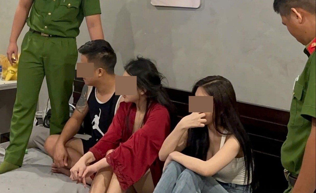 Nguoi dan ong cung 2 thieu nu phe ma tuy 'bay lac' trong phong ngu hinh anh