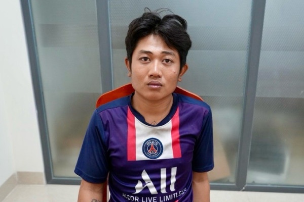 'Gian ca chem thot', dap pha hon chuc oto dau ven duong hinh anh