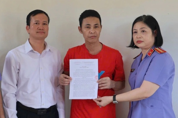 Vu an ga loi trang: Chua ro nguoi bit khau trang, chuyen tien mua ga hinh anh