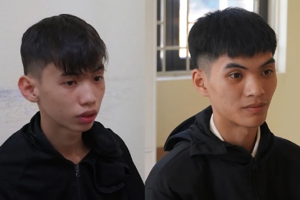 Bat 2 thanh nien gia danh canh sat co dong 'voi' tien nguoi di duong hinh anh