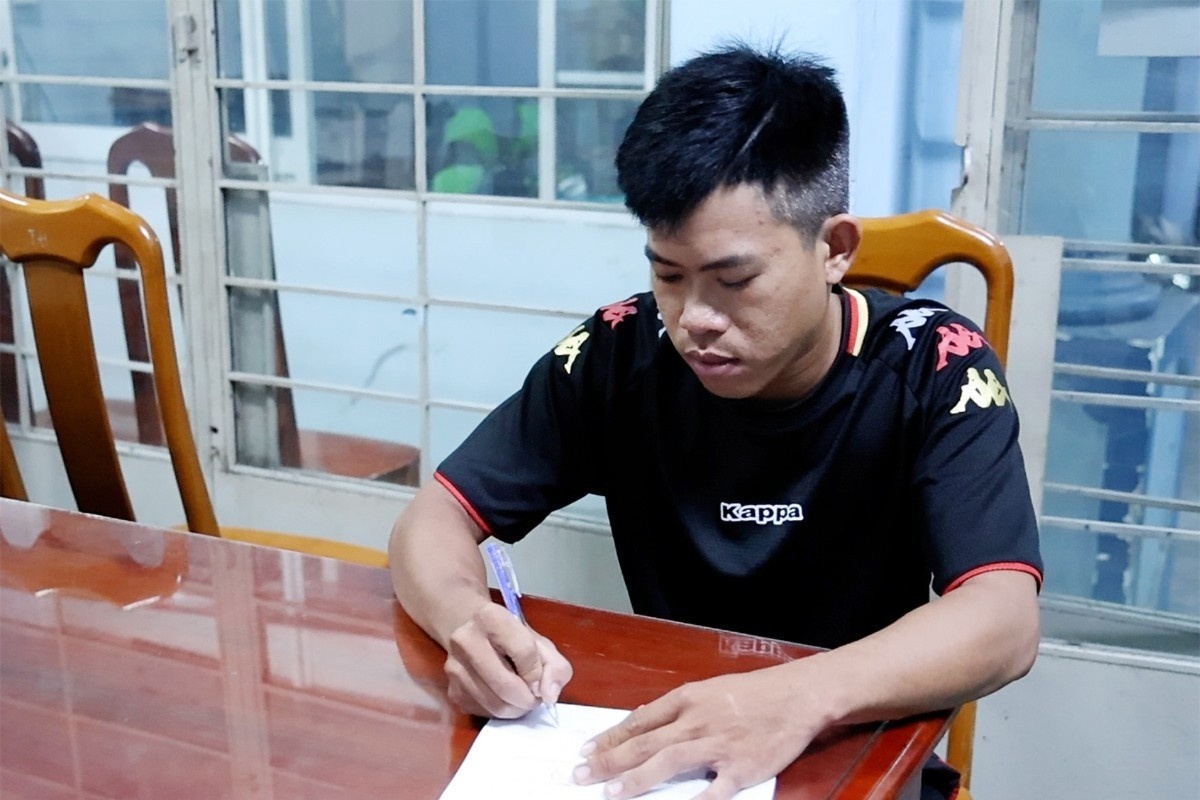 Tam giu doi tuong cho vay lai nang bat khach hang cam co anh khoa than hinh anh