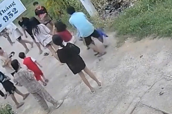 Dieu tra lam ro vu be gai 12 tuoi bi nhom ban danh hoi dong hinh anh