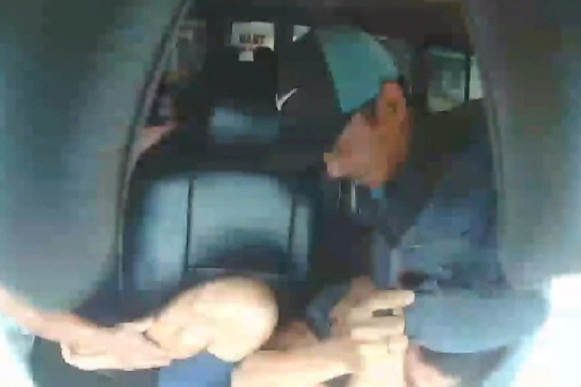 Tai xe bi nhom nguoi la chan duong danh dam tui bui hinh anh