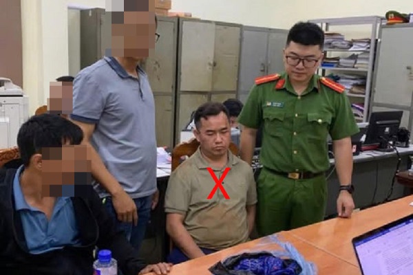 Cong an xa Song Ma bat doi tuong mua ban 6.000 vien ma tuy tong hop hinh anh