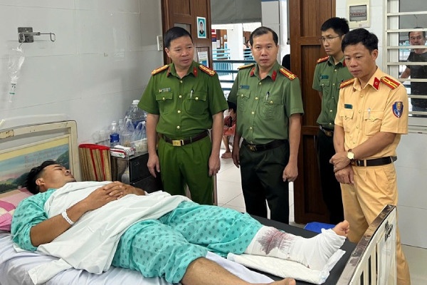 Xu ly nghiem doi tuong lai xe tong can bo CSGT gay chan hinh anh