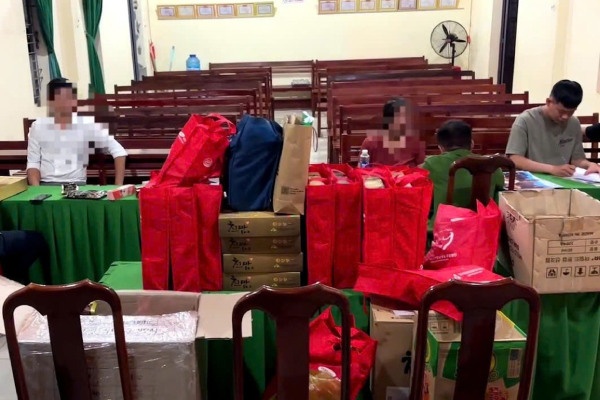 Nguoi dan ong rao ban hang tram mat hang khong ro nguon goc hinh anh