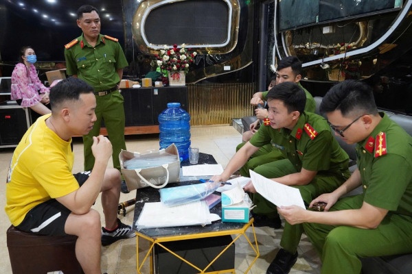 Co so kinh doanh karaoke o Thanh Hoa su dung nu tiep vien duoi 16 tuoi hinh anh