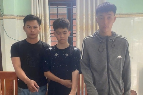 Nhom thanh nien ngong cuong, dung na cao su ban bi sat tan cong oto hinh anh