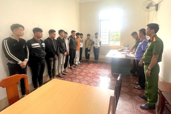 Nhom doi tuong hon chien, duoi nhau quanh quang truong o Gia Lai hinh anh