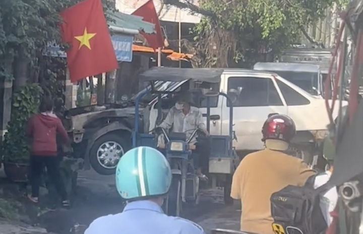 Duong Thanh Xuan 52,  CSGT Binh Trieu,  Phong CSGT TP.HCM,  Trua 25/8 anh 1
