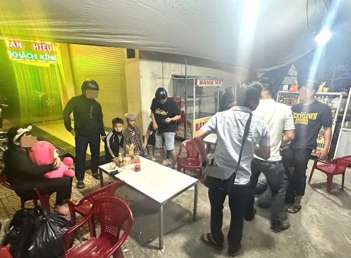 Giai cuu be gai 13 tuoi bi ban lam tiep vien quan karaoke hinh anh