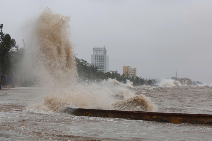 Hung Yen ban hanh cong dien khan ung pho bao so 5 hinh anh