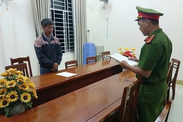 Khoi to nguoi vo y lam hoc sinh bi dien giat tu vong khi dien van nghe hinh anh