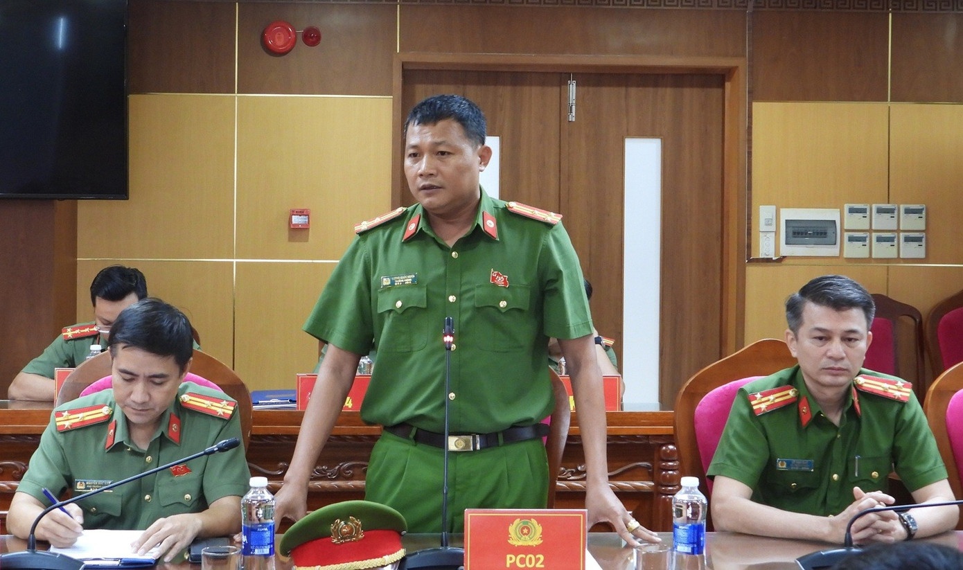 Luong Quoc Nghia,  Dale James,  Duong Pham Tu,  Cong an Da Nang,  Duong Nui Thanh anh 1