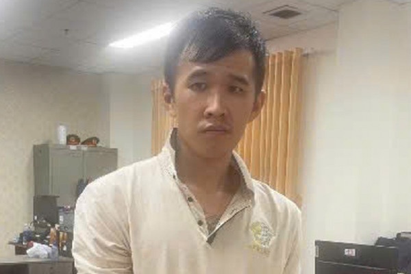 Gia mao hinh anh giao dich chuyen khoan khi mua iPhone 15 Pro hinh anh