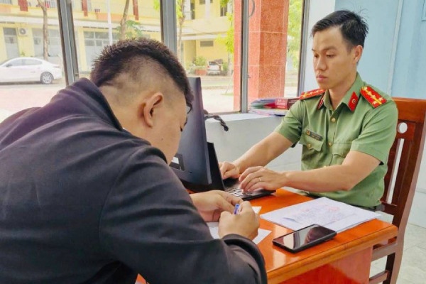 Xu ly TikToker dang video co noi dung xuc pham luc luong Cong an hinh anh