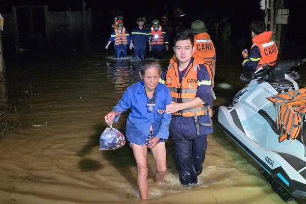 Cong an Nghe An ung pho nhanh, giam thieu thiet hai do bao so 5 gay ra hinh anh