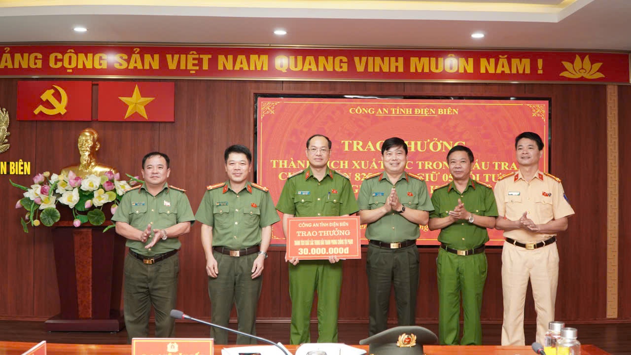 Cong an Dien Bien,  Lau A Vu,  Lau A Dia anh 1
