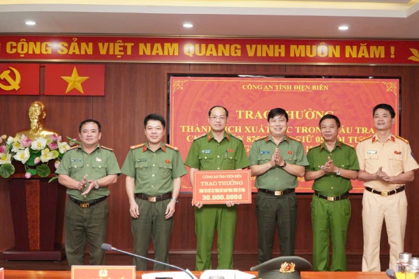 Khen thuong cac luc luong pha chuyen an, thu 44 banh heroin hinh anh