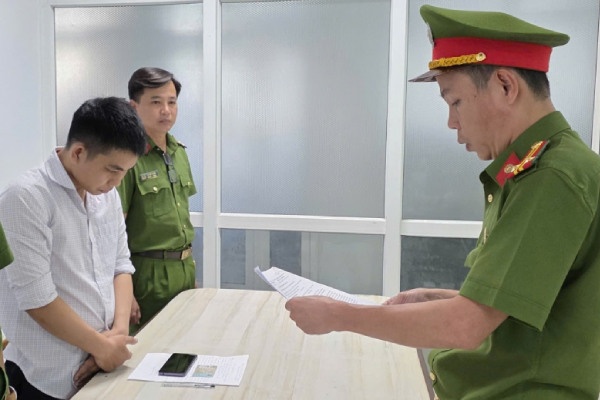 Nhan vien bao hiem Chubb Life chiem doat hon 1,7 ty dong hinh anh