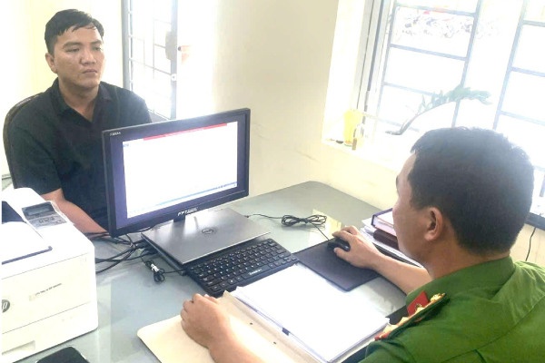 Tam giu hinh su 4 doi tuong bat giu nguoi de doi no o Dong Nai hinh anh