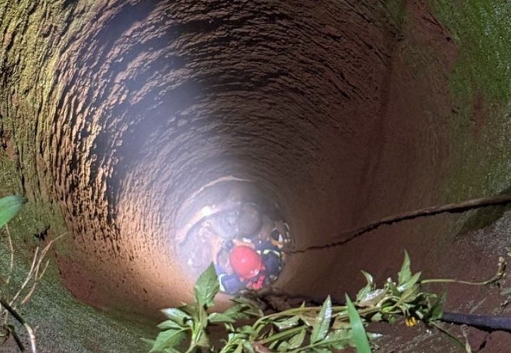 Cuu nguoi dan ong roi xuong gieng sau hon 20 m o Dong Nai hinh anh