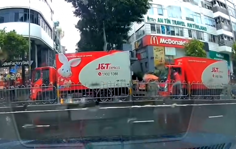 Tan cong dong nghiep,  Giua troi mua anh 1