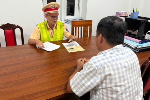 Trieu tap, xu phat 24 trieu dong doi voi tai xe xe dau keo vuot den do hinh anh