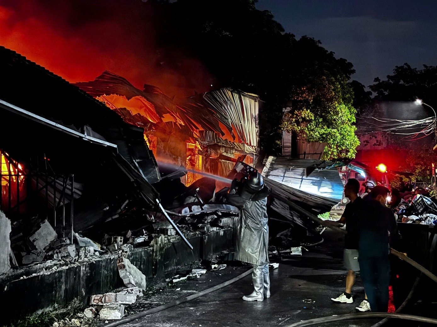 Vu chay nha xuong: Da bi xu phat vi khong chap hanh dinh chi hoat dong hinh anh