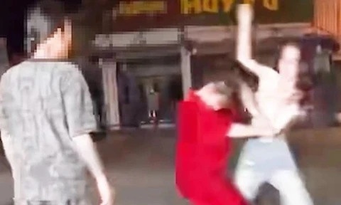 Mot co gai o Ha Noi bi danh giua duong vi mau thuan tinh ai hinh anh