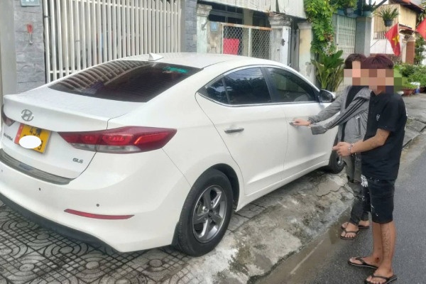 Mat phuc, tom gon 2 doi tuong cay cua oto dau truoc nha dan hinh anh