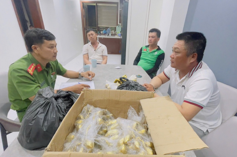 chiec nhan,  tri gia 5.000 USD anh 1