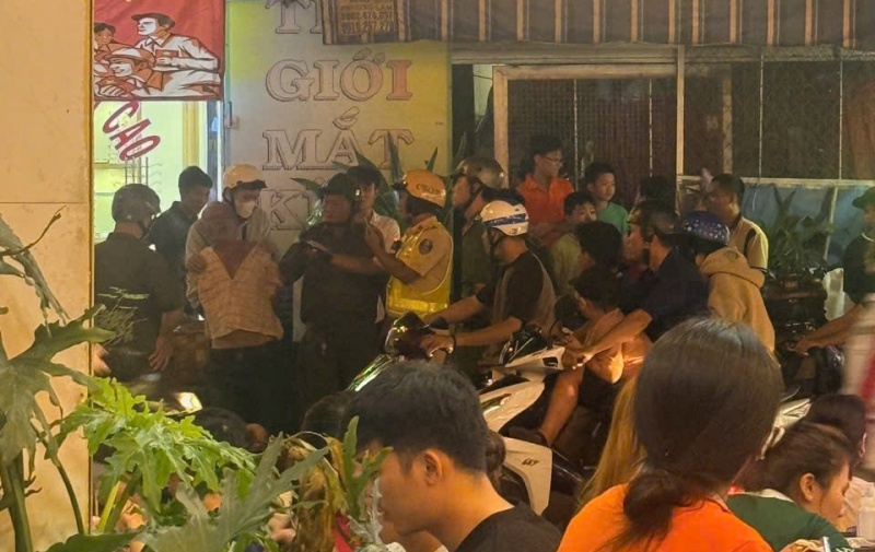 Nguoi dan ong say xin, tan cong thanh nien xung phong gay thuong tich hinh anh