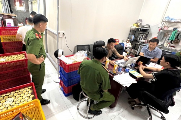 Bat giu nhom doi tuong lap doanh nghiep san xuat, buon ban yen sao gia hinh anh