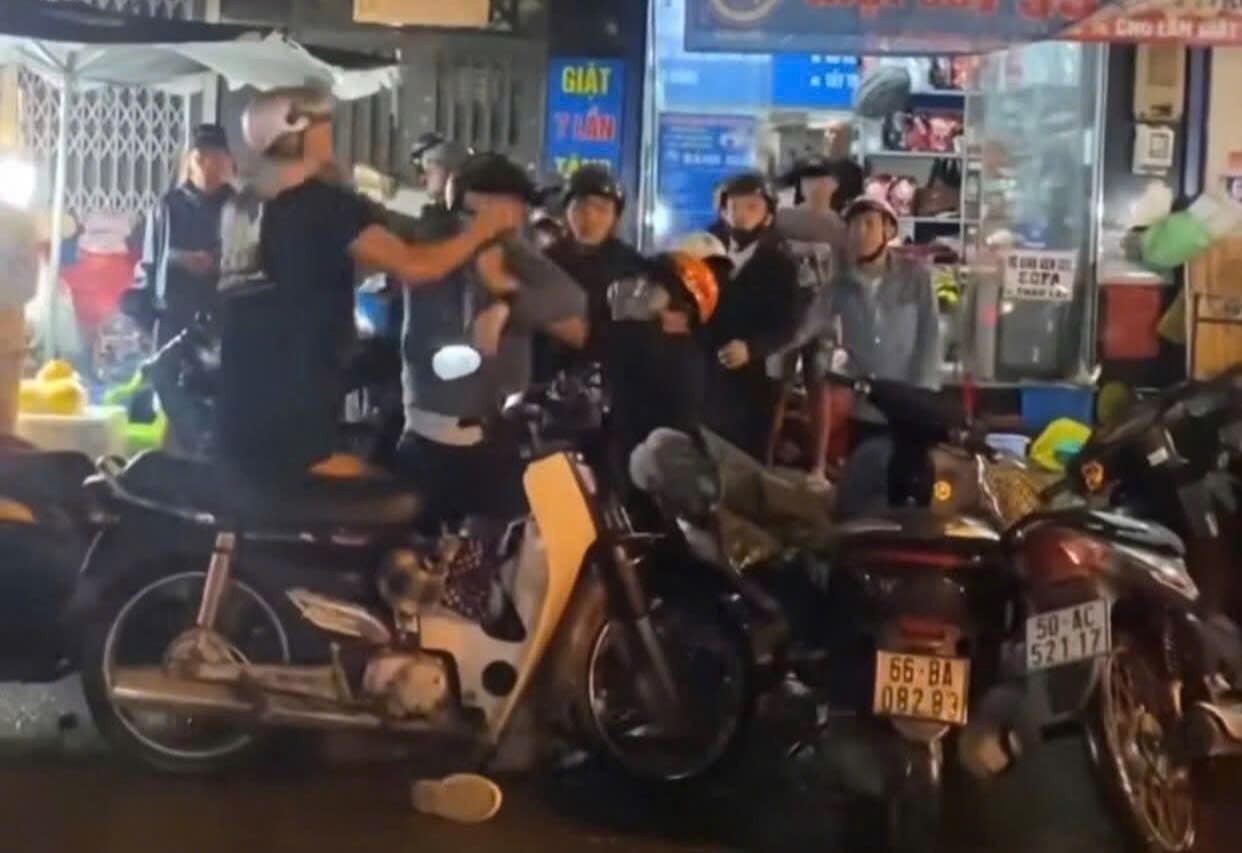 Doi nam nu bi danh hoi dong toi tap duoi troi mua o TP.HCM hinh anh