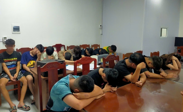 Bat nhom con do chay xe khong bien so duoi danh nguoi, chiem doat tien hinh anh