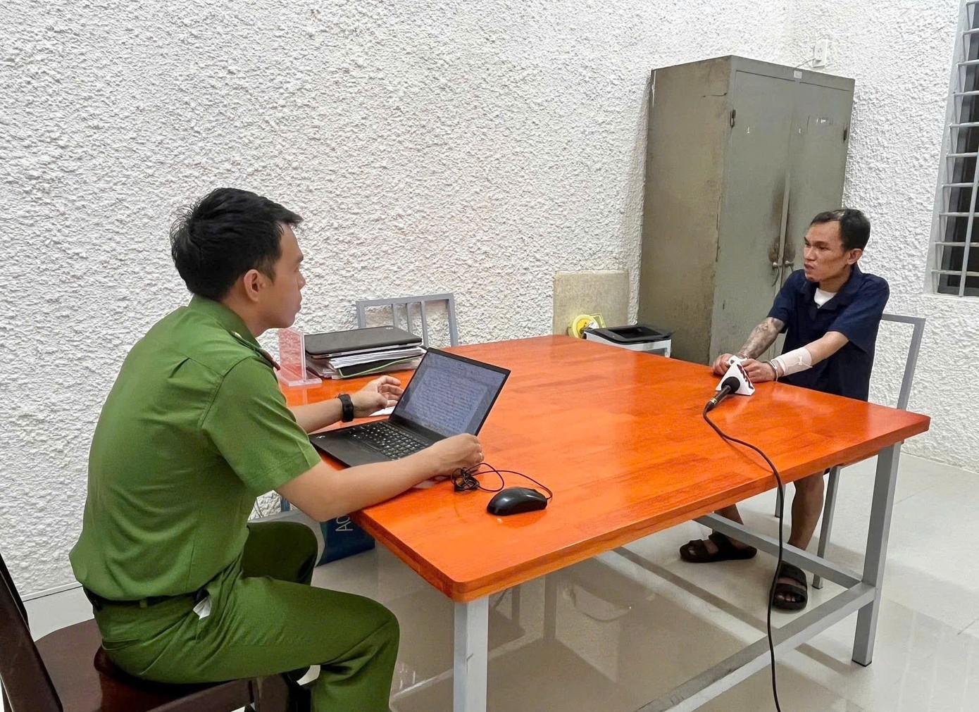 Trung ta cong an,  dang lam nhiem vu anh 2