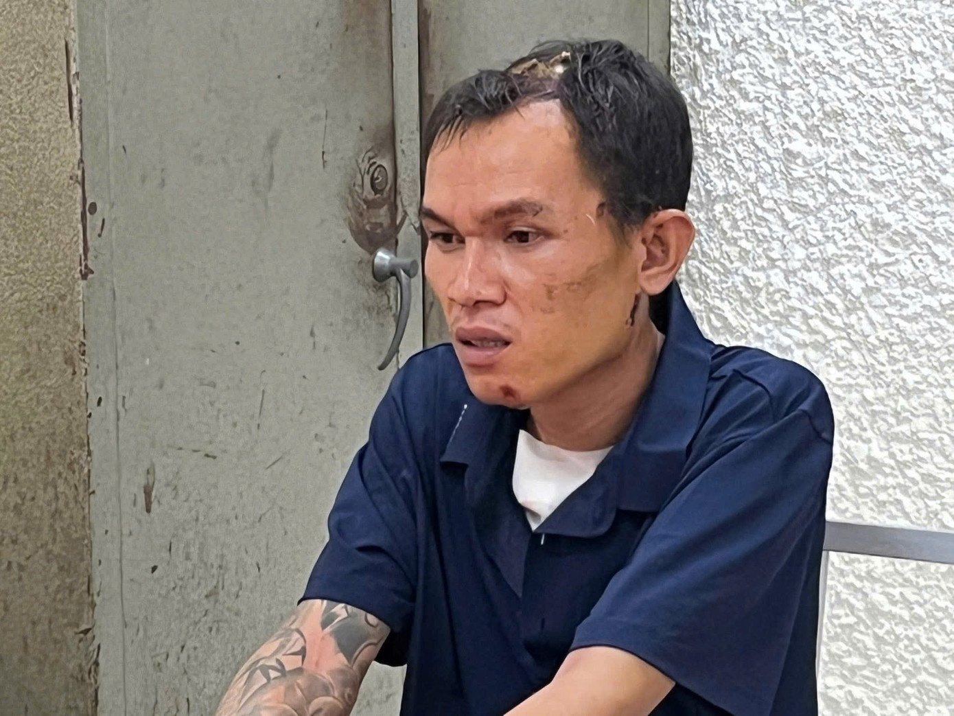 Trung ta cong an,  dang lam nhiem vu anh 1