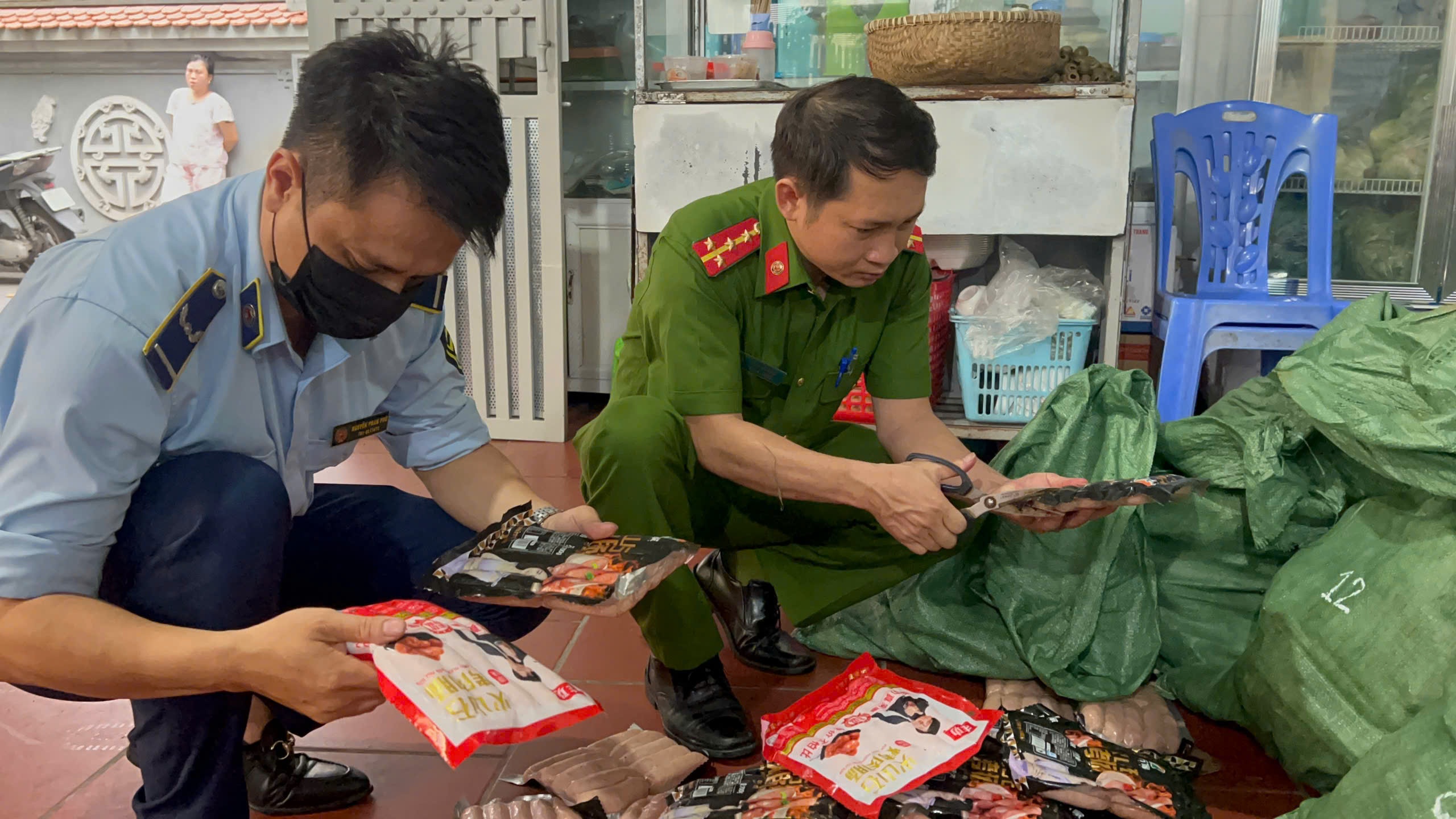 Gan 1 tan xuc xich 'troi noi' bi chan dung truoc Tet Trung thu hinh anh