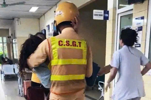 CSGT Ha Noi mo duong 8 km, dua nguoi phu nu gap nan vao vien kip thoi hinh anh