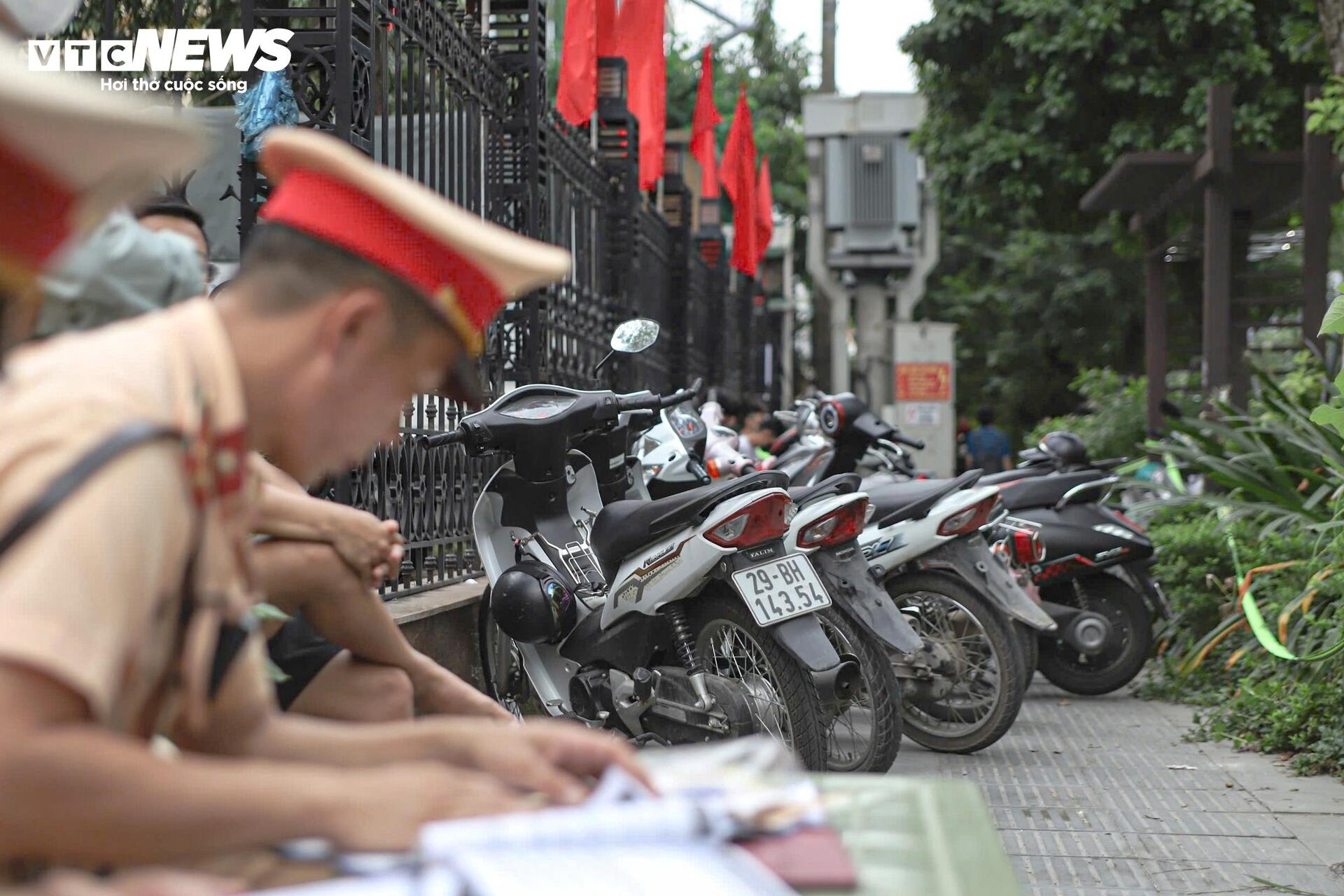 hoc sinh khong doi mu anh 8